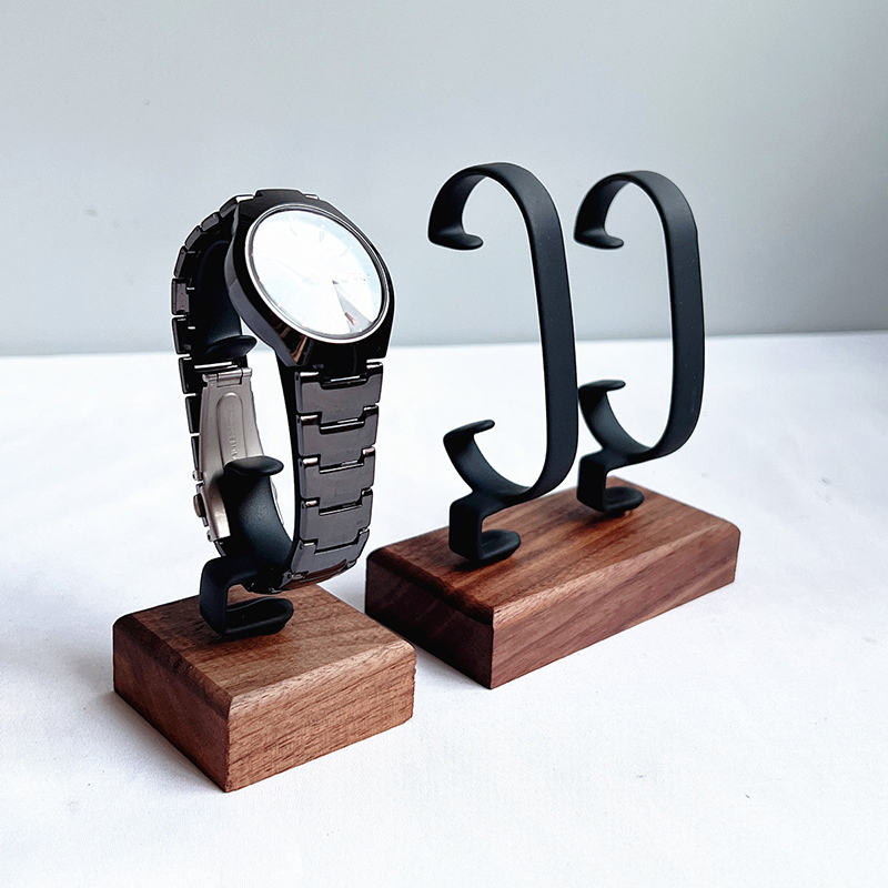 Drewniany stojak na zegarki w  – Jewelry And Watches Inc recenzja i cena